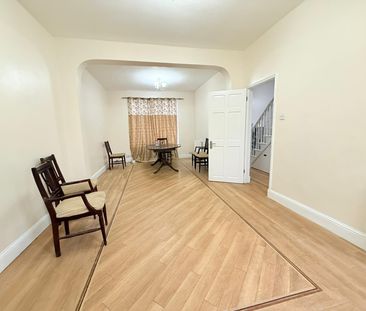 Newly refurbished Four bedroom house close to ilford town center- - Photo 1