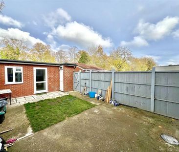 4 bedroom end of terrace house to rent - Photo 1