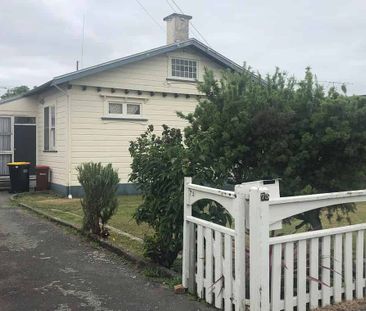 Close to town, tidy home - Photo 3