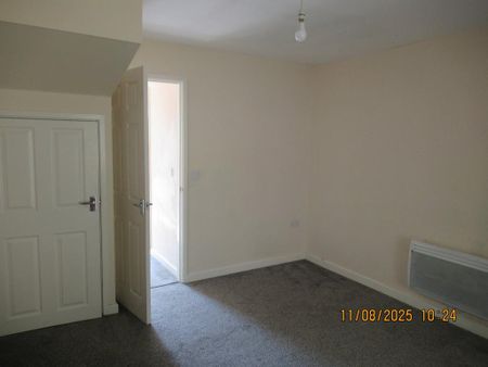 2 bedroom end of terrace house to rent - Photo 3