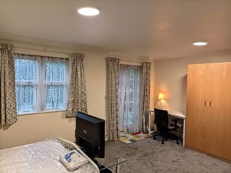 Room in a Shared House, Beds Semi-Detached Schuster Road, M14 - Photo 5