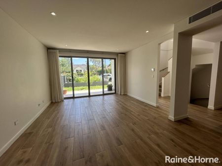 Luxury Townhouse Living - Prime Location with Modern Comforts - Photo 4