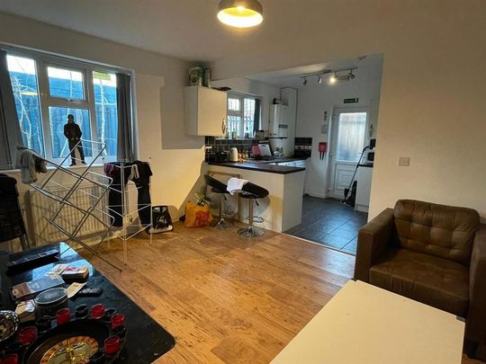 4 bedroom private hall to rent - Photo 1