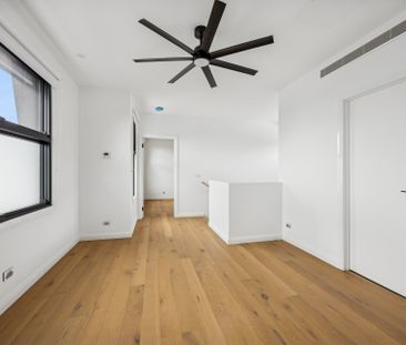 EXECUTIVE LIVING WITH DESIGNER DETAIL - Photo 5