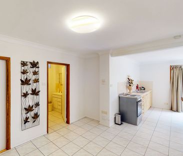 Downstairs Flat - Water, Electricity & Internet Included! - Photo 5