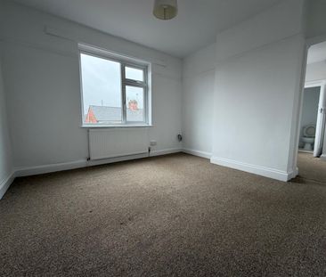 1 Bed Flat - Photo 2