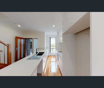 MODERN TWO-BEDROOM TOWNHOUSE! - Photo 2