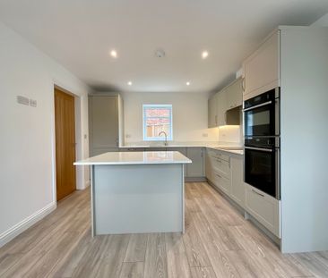 4 bedroom Detached House to let - Photo 6