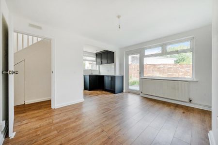 3 bedroom semi-detached house to rent - Photo 3