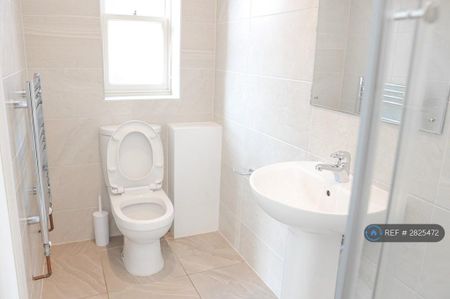 1 bedroom in a house share to rent - Photo 2