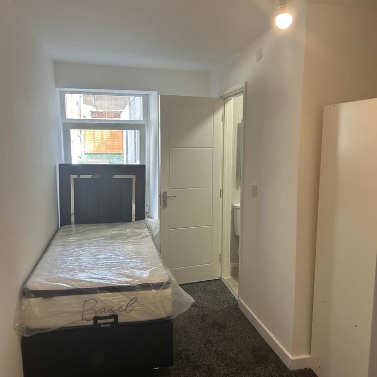 1 bedroom in a house share to rent - Photo 1