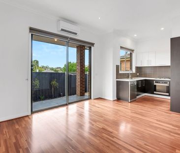 Modern 3 bedroom townhouse in prime Reservoir location - Photo 2