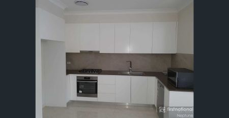 Beautiful Three Bedroom Townhouse - Girraween Public School Catchment! - Photo 2