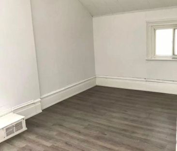 162 DUNDAS STREET E - Photo 2