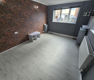 3 bedroom terraced house to rent - Photo 3