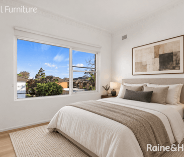 Sun-Drenched Apartment Offering Space & Privacy - Photo 3