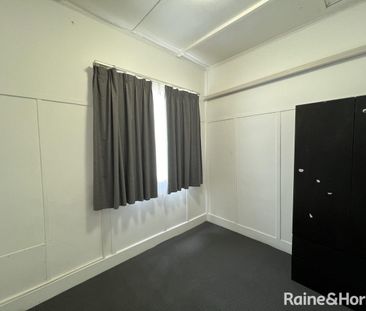 Family home in central and convenient location - Photo 2