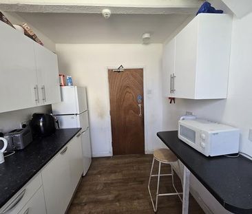 1 bedroom in a flat share to rent - Photo 4