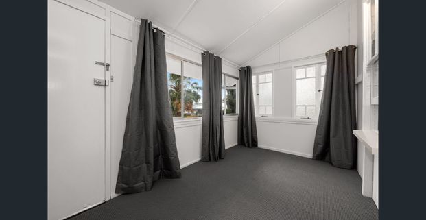 Spacious Character-Filled Apartment in a Peaceful Greenslopes Setting - Photo 1
