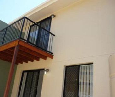 SPACIOUS FULLY AIRCONDITIONED FAMILY TOWNHOUSE IN SOUTH GLADSTONE - Photo 2