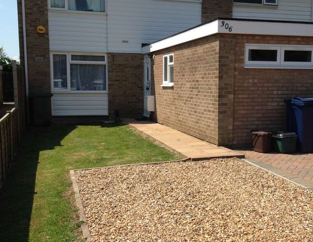 Hithercroft Road Room 5 - Photo 1