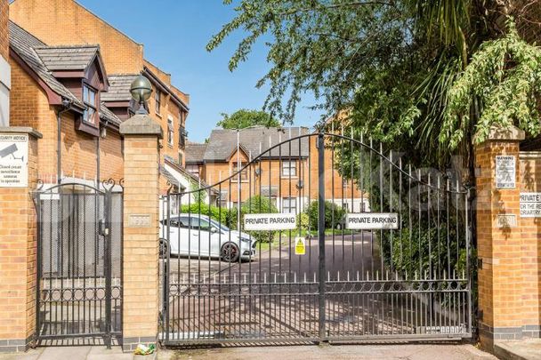 1 bedroom within a gated development just off Camden Road - Photo 1