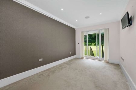 Impressive ground floor apartment situated in a sought after gated development within a mile radius of Weybridge mainline train station. - Photo 2