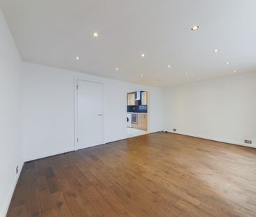 2 Bedroom Flat, Brewer Street, London, Greater London, Soho, W1F - Photo 4