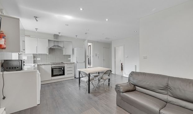 Spacious 3-Bed, 1-Bath Student Flat with Large Communal Garden & Free Parking - Photo 1