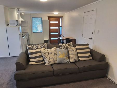 Tidy studio unit in good location - Photo 2