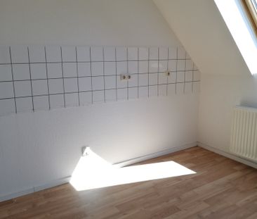 Wir renovieren für Dich! 2-Zimmerwohnung im Dachgeschoss mit Balkon... - Photo 1