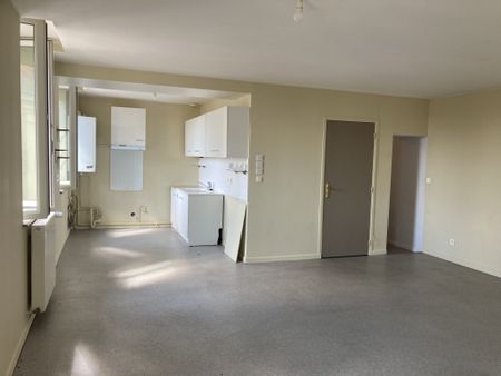 Location Appartement 4 pièces 84m² ROANNE 42300 - Photo 2