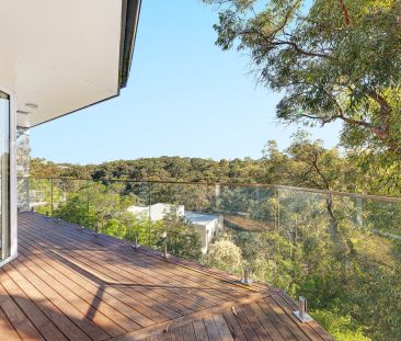 North-Facing, Impeccably Renovated Five Bedroom Family Home Close t... - Photo 1