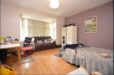7 Bedroom Student Properties Leeds - Photo 3