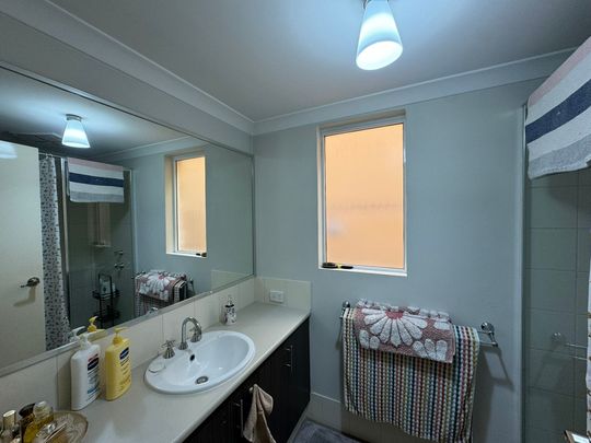 Spacious Ground Floor 2-Bedroom Apartment Close to Amenities - Photo 1