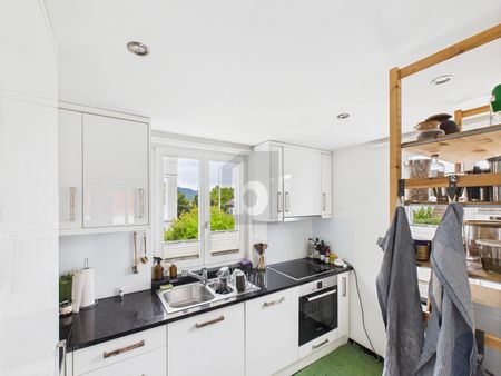 IN SUNNY LOCATION WITH GARDEN! - Photo 2