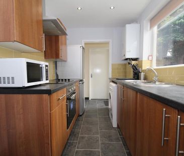 2 bedroom end of terrace house to rent - Photo 3