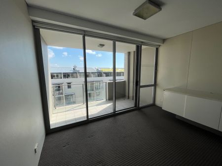 OVER-SIZED MODERN ONE BEDROOM APARTMENT - Photo 5