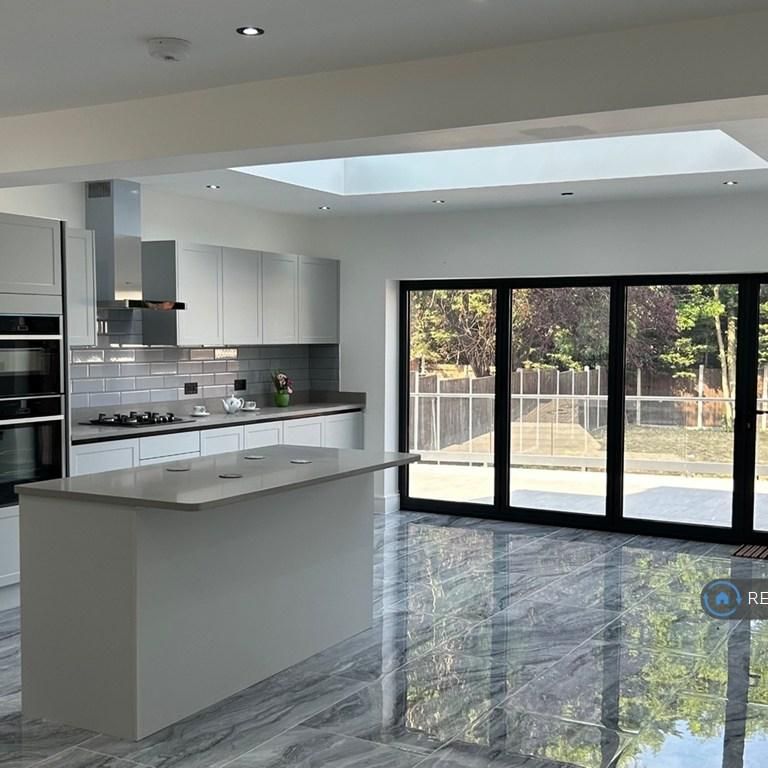 4 bedroom semi-detached house to rent - Photo 1