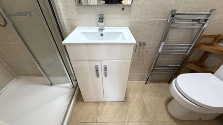 Seymour Gardens, Cranbrook, Ilford - Photo 5