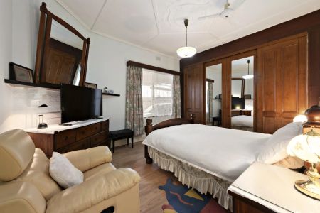 Contemporary Comfort and Convenience in One - Photo 2