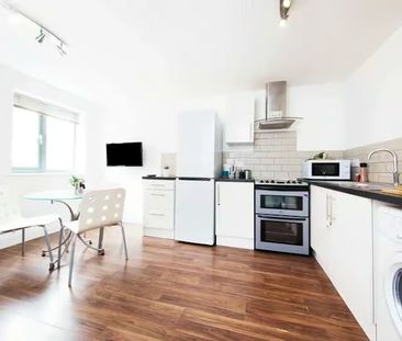 3 Bed Flat - Photo 5
