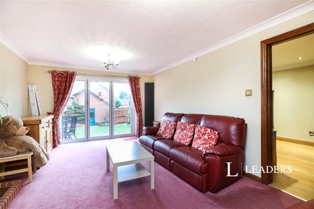 4 bedroom house to rent Avalon Close, Watford, WD259TW - Photo 2