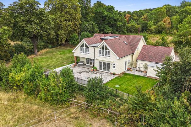 A contemporary four-bedroom family home in a countryside setting close to Chigwell - Photo 1