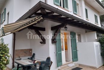 Villa bifamiliare via Padre Ignazio da Carrara, Vittoria Apuana, Forte dei Marmi