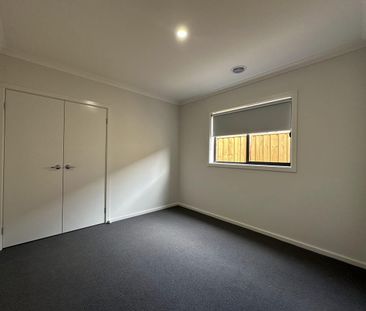 Stylish & Spacious Family Home in Prime Tarneit Location! - Photo 3