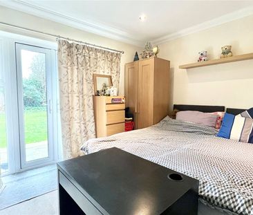 2 bedroom in Upcross House, Reading - Photo 2