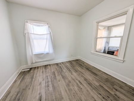 Bright & Spacious 1-Bedroom Unit in Central St. Catharines! - Photo 2