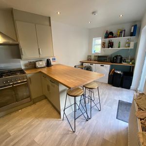 🌄Unbeatable Views From The Garden And Bedrooms, In Highly Sought After Residential Area! Benefiting From Links To M40 Close By🌄 Room 5 - Photo 2