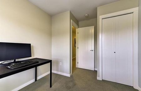 3 bed/2.5 bath Townhouse in Glenmore - Photo 4